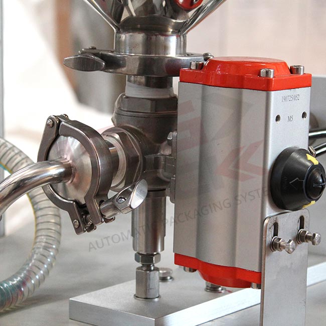 4 - CONFEZIONATRICE-VERTICALE-MINI-VERT-240-PL-POMPA-A-PISTONE