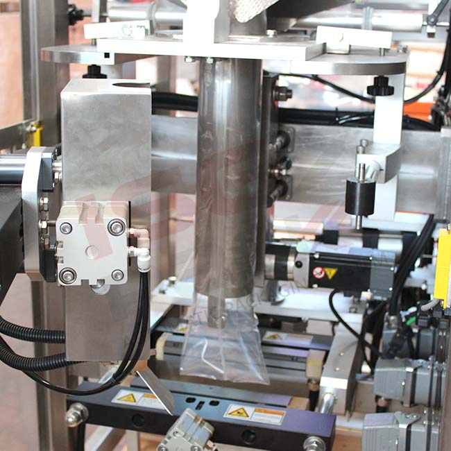 4 - sistema-di-confezionamento-prodotti-macchina-verticale